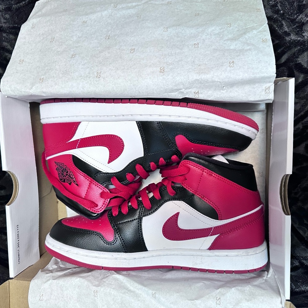 Womens Jordan 1 Mid size 9 “Alternate Bred Toe”